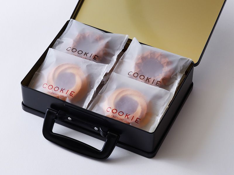 トラベルバッグに詰まったラズベリージャムクッキー＆チョコクッキーのイメージ